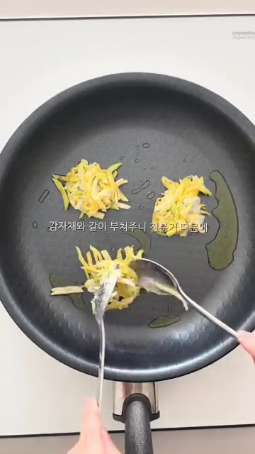 팬에 식용유를 두르고 반죽을 한 스푼씩 떠서 노릇하게 부쳐줍니다. — 애호박 감자 새우전