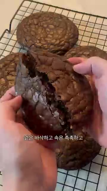 구워진 쿠키를 식힘망에 옮겨 충분히 식혀준다. — 여자친구 취향저격 초코디저트 만들기
