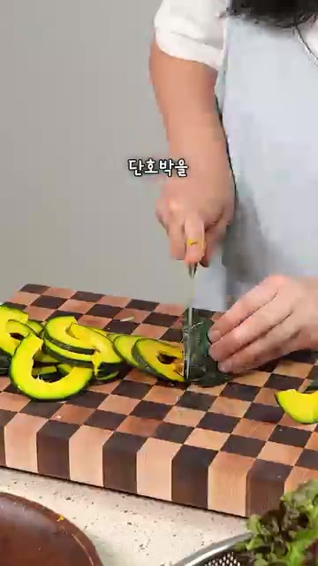 단호박을 전자레인지에 약 2분간 돌린 후 반으로 잘라 씨를 빼고 얇… — 두 배 더 바삭한 겉바속촉 단호박튀김 이렇게 해보세요