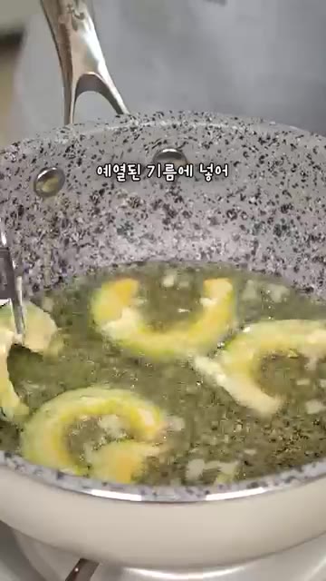 튀김가루를 묻힌 단호박에 반죽물을 입혀 예열된 기름에 넣고, 반죽물… — 두 배 더 바삭한 겉바속촉 단호박튀김 이렇게 해보세요