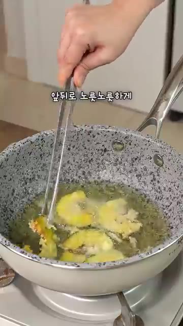 앞뒤로 노릇노릇하게 튀겨주면 겉바속촉 단호박튀김이 완성됩니다. — 두 배 더 바삭한 겉바속촉 단호박튀김 이렇게 해보세요