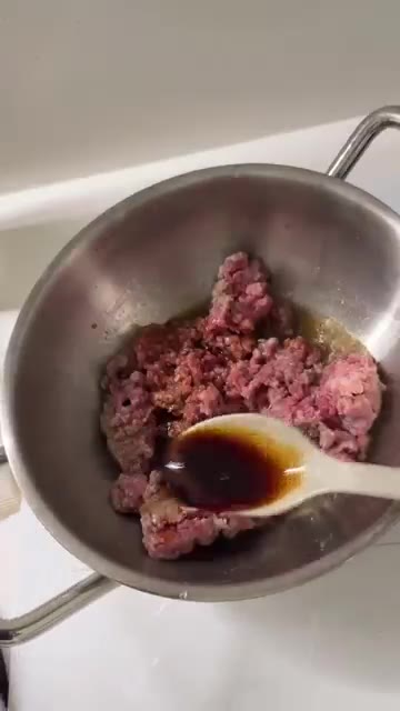 다른 팬에 소고기 다짐육을 넣고 볶는다. — 120cm 21.6kg 초딩의 셀프김밥