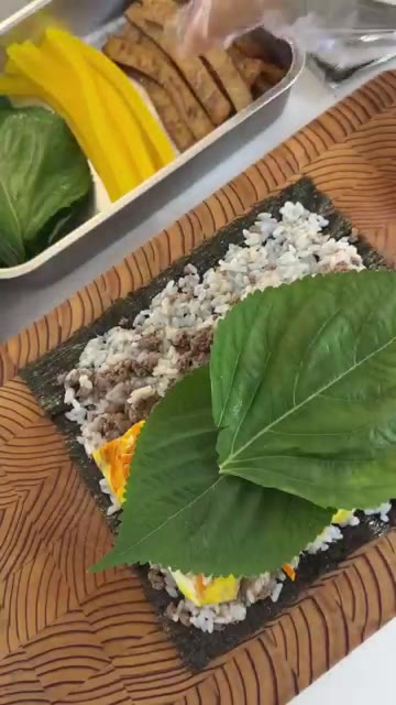 김 위에 밥을 펴고 계란 지단, 깻잎, 어묵, 단무지를 올린다. — 120cm 21.6kg 초딩의 셀프김밥
