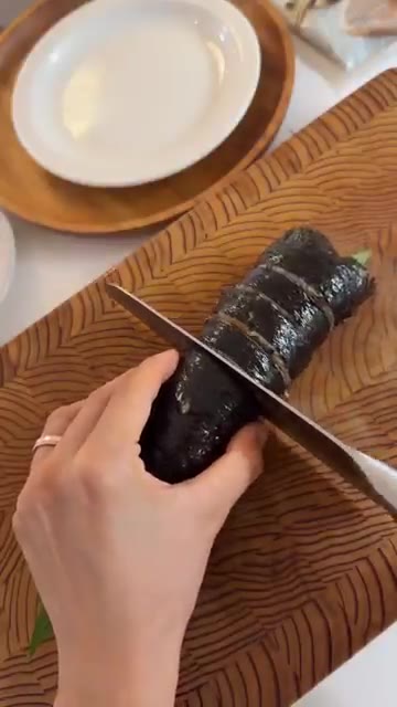 김을 단단하게 말고 칼로 썬다. — 120cm 21.6kg 초딩의 셀프김밥