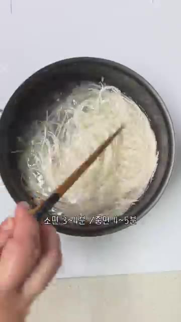 끓는 물에 소면을 넣고 3~4분간 삶은 후 찬물에 두세 번 헹궈 전… — 열무 비빔국수 레시피 양념장 만드는법