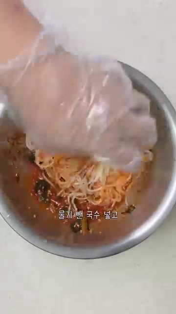 양념한 열무김치에 물기를 뺀 소면을 넣고 잘 비벼준다. — 열무 비빔국수 레시피 양념장 만드는법