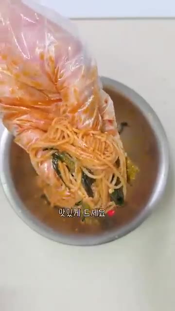 그릇에 담고 삶은 계란과 통깨를 올려 완성한다. — 열무 비빔국수 레시피 양념장 만드는법