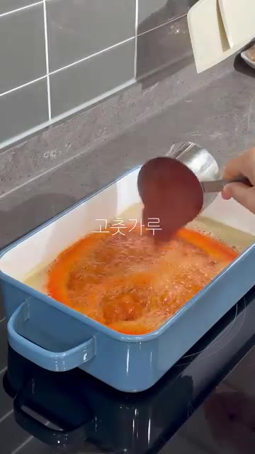 넓은 팬에 물을 붓고 분말 육수를 넣어 끓인다. 고추장, 고춧가루,… — 매콤한 콩나물 어묵꼬치 레시피