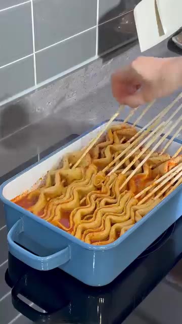 어묵이 익으면 콩나물을 넣고 섞어준다. — 매콤한 콩나물 어묵꼬치 레시피