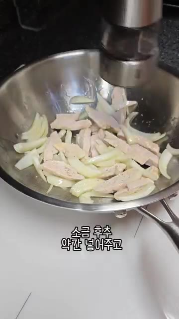썰어둔 파프리카를 넣고 함께 볶아줍니다. — 우리 엄마 초간단 요리 파프리카 닭가슴살볶음!