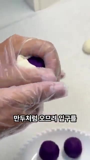 손으로 매끈하게 반죽한 뒤 랩을 덮어 30분간 휴지시켜주세요. — 이스트, 설탕 없이 만드는 건강 고구마 호떡 레시피