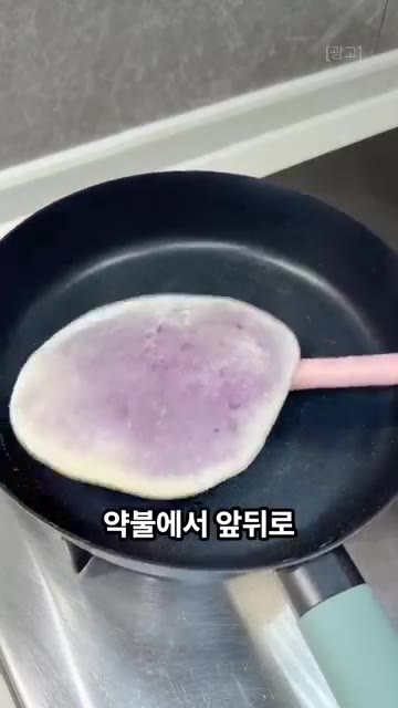 찐 고구마를 곱게 으깨 8개의 공 모양으로 만들어주세요. — 이스트, 설탕 없이 만드는 건강 고구마 호떡 레시피