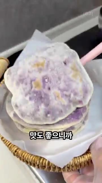밀대로 살살 눌러 얇고 넓게 펴주세요. — 이스트, 설탕 없이 만드는 건강 고구마 호떡 레시피