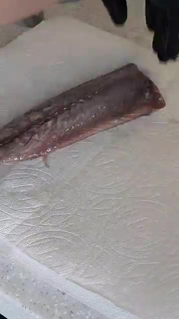 고등어를 굽기 전 키친타월로 앞뒤 물기를 꼼꼼하게 닦아주세요. — 고등어 냄새, 연기 안나게 굽는 방법