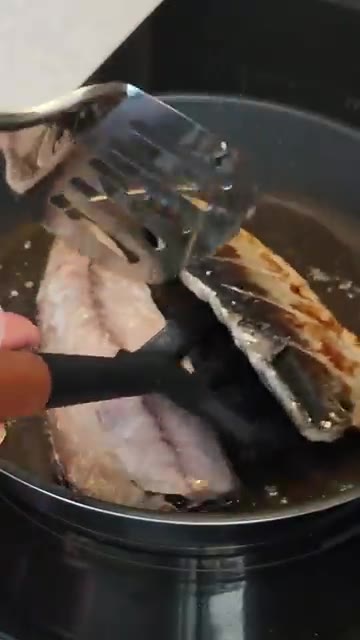 딱 한 번만 뒤집어 주세요. — 고등어 냄새, 연기 안나게 굽는 방법