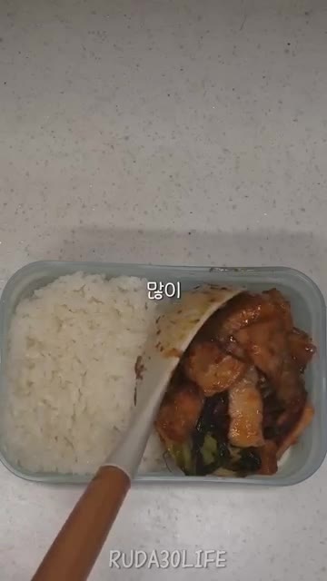 청경채, 콩나물, 양파를 넣고 볶는다. 알룰로스와 불닭소스를 넣고… — 30대 자취 일상: 예쁜 도시락 아니면 어때
