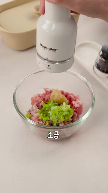 볼에 다진 고기, 다진 대파, 다진 마늘, 맛술, 소금, 후추, 참… — 만두피로 만드는 초간단 만두 레시피
