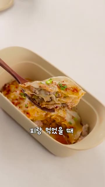 전자레인지 용기에 물에 적신 만두피를 먼저 깔고, 그 위에 만두소를… — 만두피로 만드는 초간단 만두 레시피
