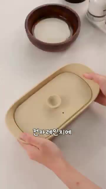 만두피 가장자리에 물 2-3스푼을 뿌리고 뚜껑을 덮어 전자레인지에… — 만두피로 만드는 초간단 만두 레시피