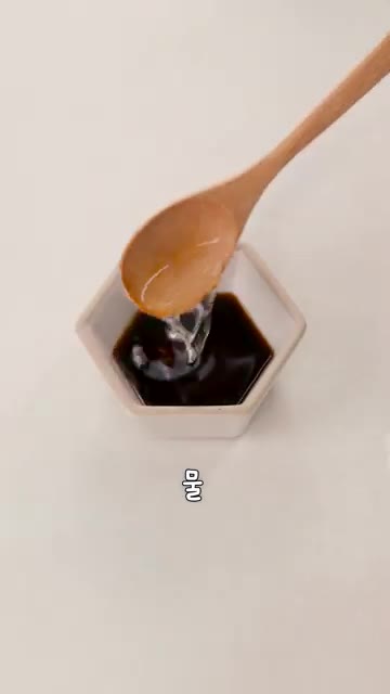 다른 볼에 진간장, 식초, 물, 설탕, 고춧가루, 참기름을 넣고 섞… — 만두피로 만드는 초간단 만두 레시피